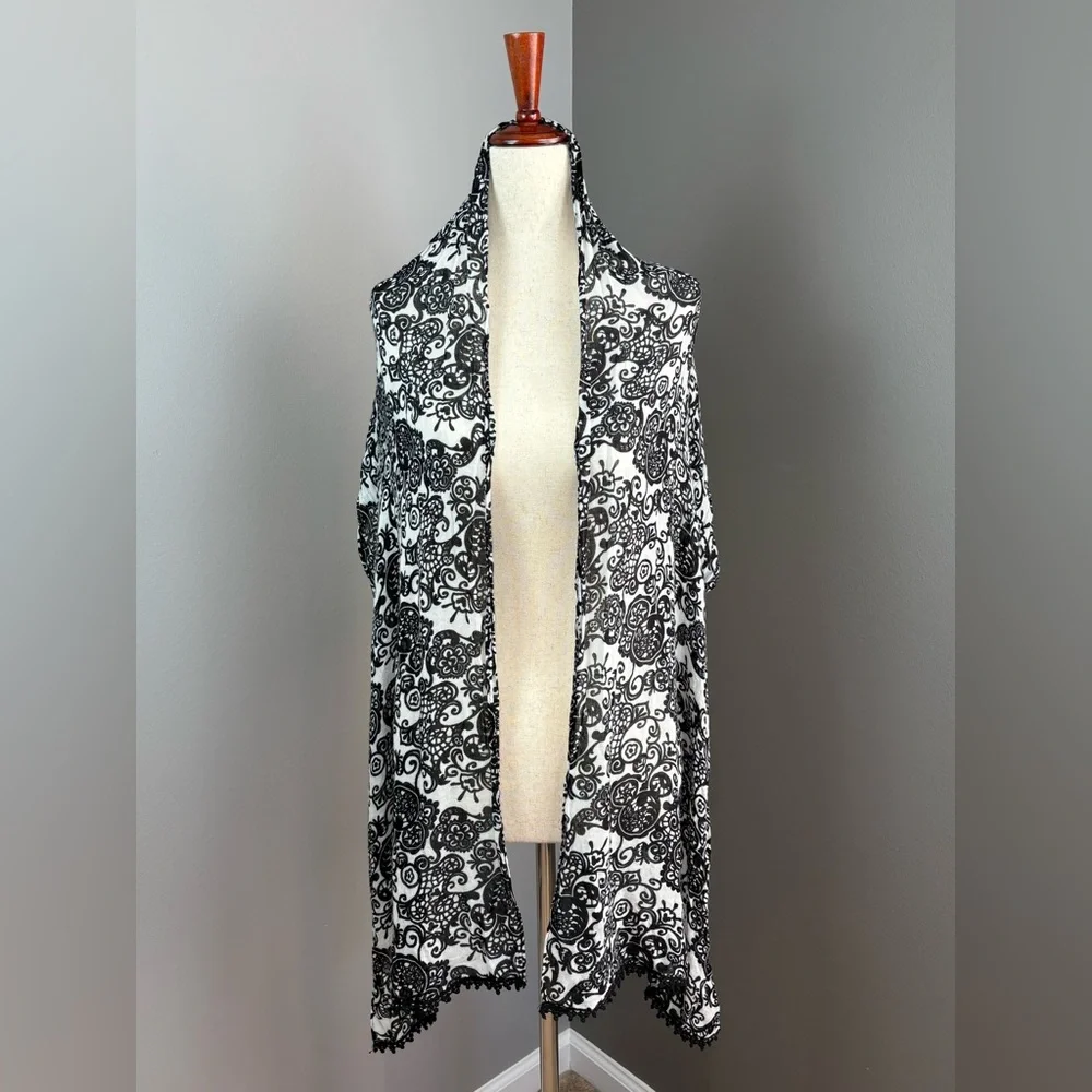 Disney Parks Mickey Mouse Scarf Black & White Tassel Fringe Very Pretty Design